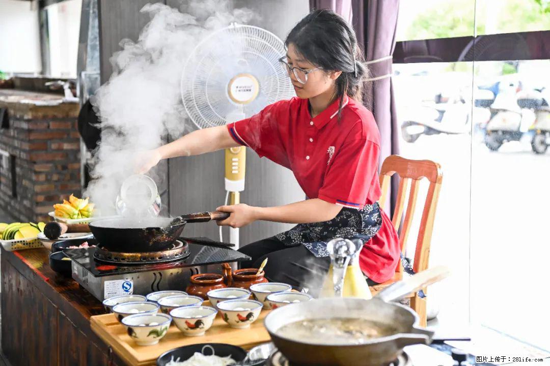 全网追的“扁担女孩”,找了一份暑假工,时薪12元 - 石嘴山生活资讯 - 石嘴山28生活网 szs.28life.com